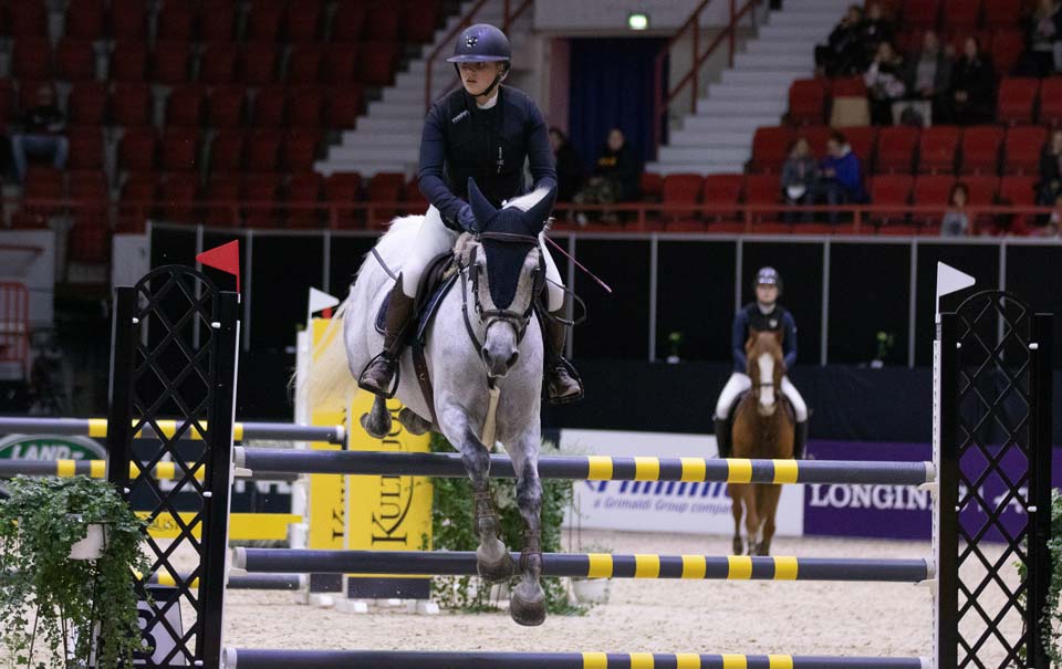 Heta Huhtasalo ja Roadwood Lad Pony Tourin voittoon.