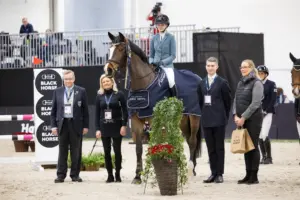 Elsa Sjöström - Nevada di Parta TR, Tuomariston edustaja Matti Karkkolainen, Teho Ratsujen edustaja Pia Larsen, tapahtuman toimitusjohtaja Valtteri Gundersby & Black Horsen avainasiakaspäällikkö Petra Rantala Kuva Heidi Lammi